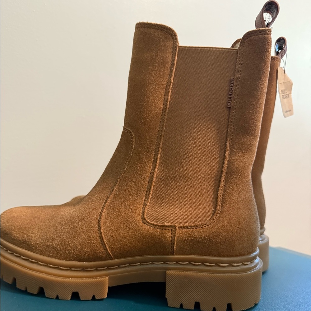 NWT BullBoxer suede boots